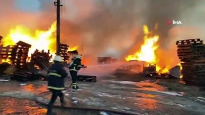  Tonlarca palet yangında kül oldu