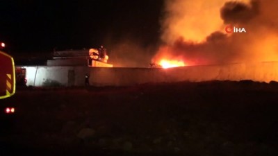 yakin plan -  Fabrika yangınında söndürme çalışmaları devam ediyor Videosu