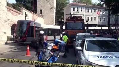 elektrik diregi -  İstanbul'da raydan çıkan tramvay elektrik direğine çarptı Videosu