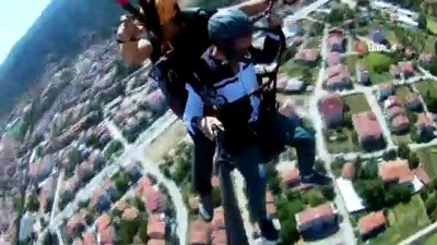  Yamaç paraşütü ile atlayan sanatçı bin metre yükseklikte şarkı söyledi