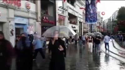  Kısıtlamasız ilk pazar günü Taksim'e gelen vatandaşlar yağmura yakalandı