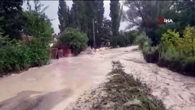  Sağanak yağış etkili oldu: Dere taştı, köy yolu kapandı