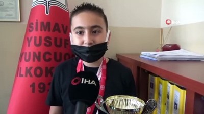 satranc sampiyonasi - Satranç şampiyonasında kupa sevinci Videosu