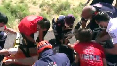 patlama sesi -  Sıkıştığı araçta acılarını bir kenara bırakan yaralı kadın çocuklarını ve eşini sordu Videosu