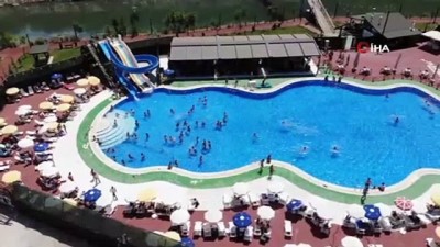  Tunceli’de sıcaktan bunalan vatandaşlar havuza koştu, görüntüler Ege ve Akdeniz’i aratmadı