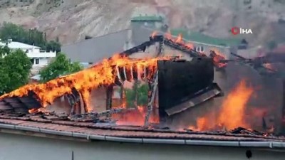  Dört katlı binanın çatısında çıkan yangın korkuttu