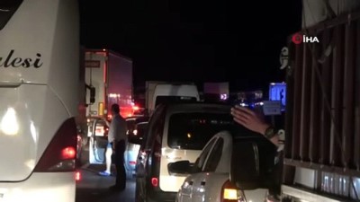 kamyon soforu -  Freni boşalan kamyonun sürücüsü, araç konvoyunu görünce kamyonunu yan yatırdı: 5 yaralı Videosu