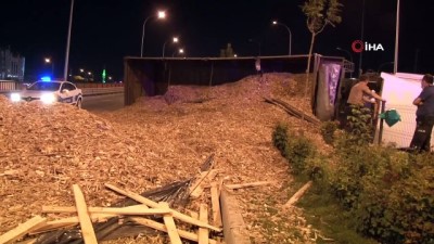 koprulu -  Köprüde odun talaşı yüklü tır devrildi, faciadan dönüldü Videosu