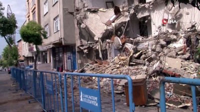  Sancaktepe’de yıkımdan dolayı zarar gören 4 katlı bina boşaltıldı