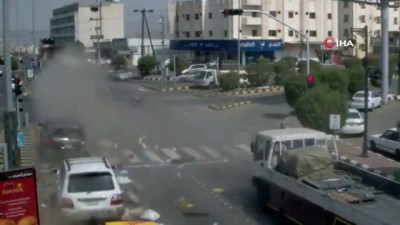 kirmizi isik -  - Suudi Arabistan’da tır kırmızı ışıkta bekleyen araçları biçti: 2 ölü, 2 yaralı Videosu