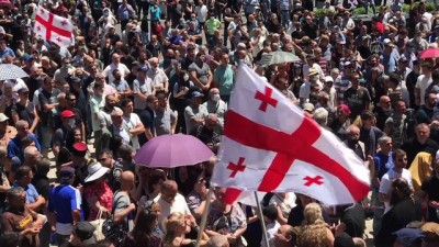 TİFLİS - Gürcistan'da, LGBT yürüyüşü karşıtı protestoda göstericiler ile polis arasında arbede çıktı