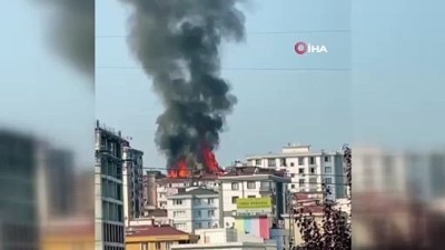  Ümraniye'de 10 katlı apartmanın çatısı alev alev yandı