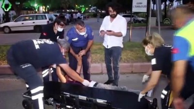 kalp masaji - ADANA - Yolda yürürken rahatsızlanan kişiye yoldan geçen doktor müdahale etti Videosu