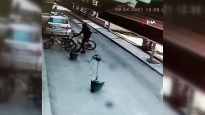 belediye otobusu -  Çaldığı bisikletleri belediye otobüsüyle taşıyan hırsız kamerada Videosu