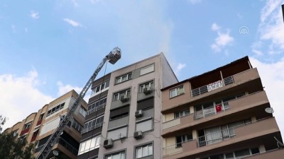 mahsur kaldi - İZMİR - Bir apartmanda çıkan yangın sırasında asansörde mahsur kalan kişiyi itfaiye kurtardı Videosu