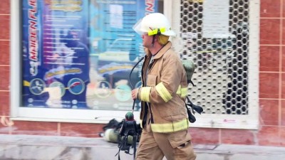 dis sagligi - İZMİR - Yangında iki binanın çatısı hasar gördü Videosu