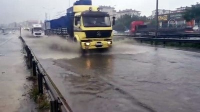 KOCAELİ - Sağanak hayatı olumsuz etkiledi