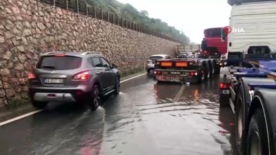 uzunlu -  Kuvvetli sağanak yağışın sebep olduğu kaza D-100’ü trafiğe kapattı Videosu