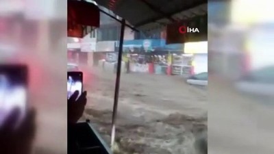  - Meksika’da sağanak yolları göle çevirdi