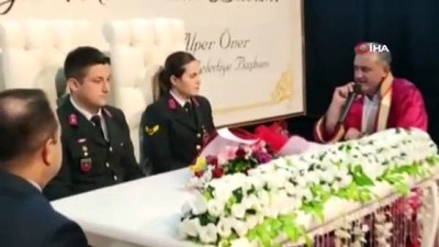 nikah salonu -  Osmaniye'de astsubay çift üniformayla nikah masasına oturdu Videosu