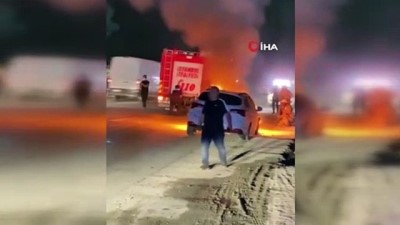 hafriyat kamyonu -  Otoyolda yanan araca bakayım derken hafriyat kamyonuna çarptı Videosu