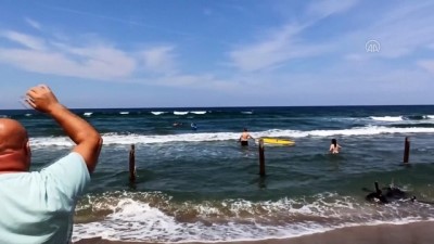 bogulma tehlikesi - SİNOP - Denizde boğulma tehlikesi geçiren baba ve 2 çocuğu kurtarıldı Videosu