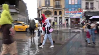  Taksim’de sağanak yağış vatandaşlara zor anlar yaşattı