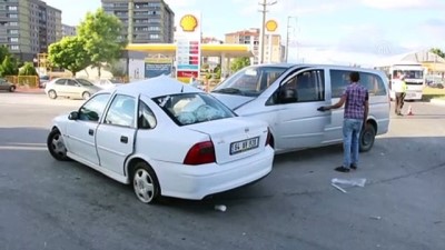 UŞAK - Otomobille minibüs çarpıştı: 8 yaralı