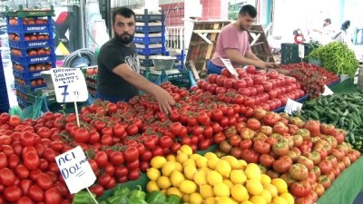  Yağmur yağsa da pazar tezgahları boş kalmadı