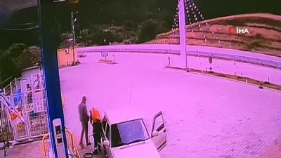 asiri hiz -  Yoldan çıkan otomobil, akaryakıt istasyonunun reklam tabelasına böyle çarptı Videosu