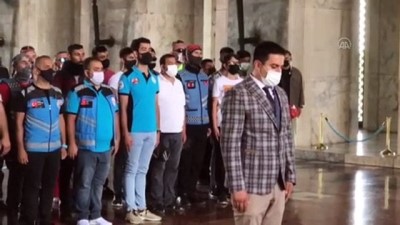 dernek baskani - ANKARA - Tüm Anadolu Motosikletli Kuryeler Federasyonu üyeleri Anıtkabir'i ziyaret etti Videosu