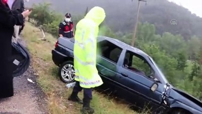 BOLU - Mudurnu'da otomobil trafik tabelasına çarptı: 3 yaralı