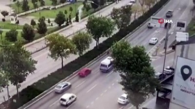  Bursa’da başıboş atlar trafiği birbirine kattı