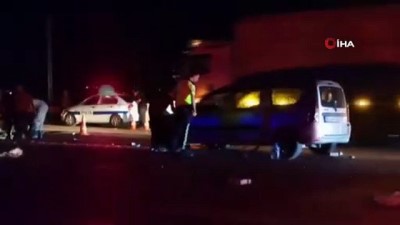 cekim -  İzmir’de iki otomobilin kafa kafaya çarpıştığı kazada can pazarı: 1’i ağır 11 yaralı Videosu