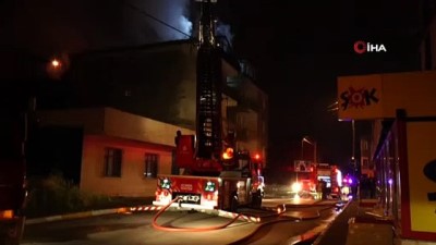 cati yangini -  Sultanbeyli’de çatı yangını çıktı, mahalleli sokağa döküldü Videosu