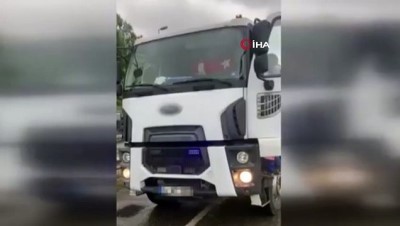 para cezasi -  Üsküdar’da durdurulan çakarlı kamyon sürücüsüne para cezası Videosu