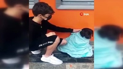 sokak kopegi -  13 yaşındaki çocuktan alkışlanacak hareket...Yağmurdan ıslanan yavru köpeği görünce üzerini battaniye ile örttü Videosu