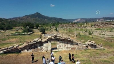 AYDIN - Magnesia Antik Kenti'ndeki kazılarda hedef toprak altındaki Zeus tapınağı