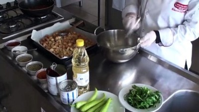 aile ekonomisi - BURSA - Aşçılık eğitimi alan liseliler, öğretmenleriyle 'bayat ekmekli' tariflerini tanıttı Videosu