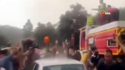 yagmur -  - Cezayir’de orman yangınlarını söndürme çalışmaları sırasında yağan yağmur sevindirdi Videosu