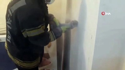  Havalandırma bacasına düşen kediyi itfaiye kurtardı