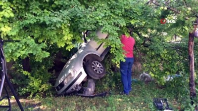 Kazada bahçeye düşen otomobil erik ağacında asılı kaldı...Kaza anı kamerada
