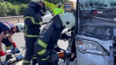 otobus soforu -  TEM'de şehirlerarası yolcu otobüsü tıra çarptı: 4 yaralı Videosu