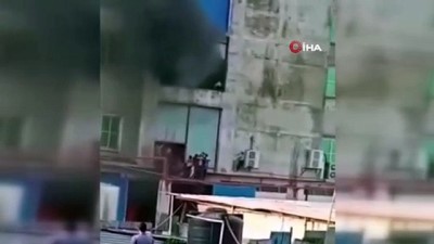  - Bangladeş'in başkenti Dakka yakınlarında bulunan bir gıda fabrikasında çıkan yangında en az 40 kişi hayatını kaybetti.