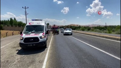 devlet hastanesi -  Kontrolden çıkan otomobil refüje çarptı: 4 yaralı Videosu