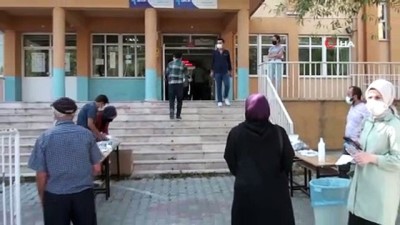 kapanma -  Bir dakikayla sınava alınmayan aday görevlilere dakikalarca dil döktü Videosu