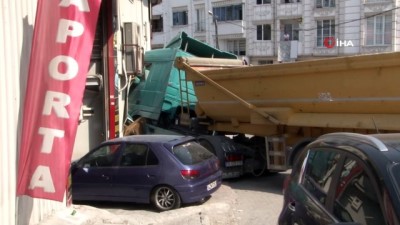 hafriyat kamyonu -  Esenyurt’ta hafriyat kamyonu faciasından kıl payı dönüldü: O anlar kamerada Videosu
