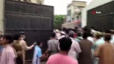 arbede -  - Karaçi'de vatandaşlar Covid-19 aşı merkezlerine hücum etti Videosu