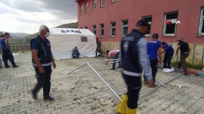  Sel mağdurları için çadır kuruluyor