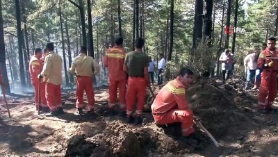 kazma kurek -  Vatandaşların kazma küreklerle koştuğu orman yangını söndürüldü Videosu